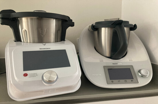 Lidl's Monsieur Cuisine food processor (left) and Vorwerk's Thermomix (right), January 19, 2021 (by Anna Nogué)